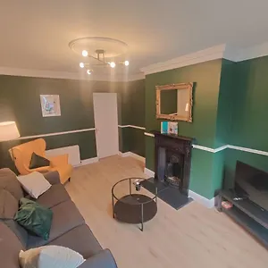 Modern 4 Bedroom Townhouse In City Centre Сasa de vacaciones Dublín